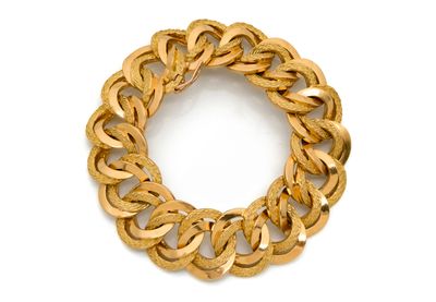 une image d'un bracelet en chaîne en or sur fond blanc