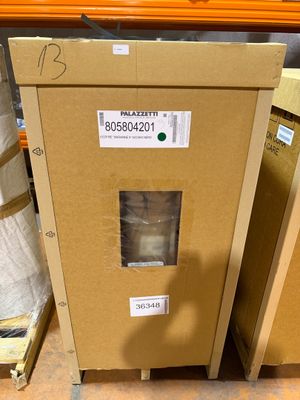une boîte en carton posée sur une palette