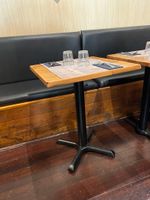 2 TABLES de forme carrée en bois naturel patiné et verni à p…