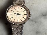 une photo d'une montre-bracelet posée sur une table