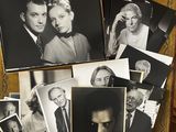 photographie en noir et blanc d'un groupe de personnes posant pour une photo