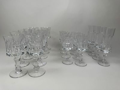 un grand nombre de verres à vin posés sur une table
