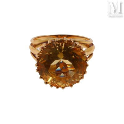 une image d'une bague sertie d'une citrine facettée