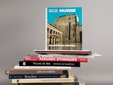 plusieurs livres sont empilés sur une table