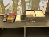 un tableau accroché au mur derrière un bureau sur lequel est posé un ordinateur portable