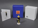 une figurine représentant un homme coiffé d’un sombrero et une boîte de cartes