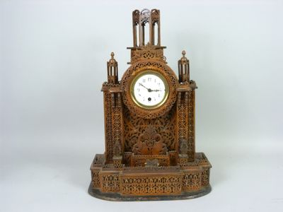 une horloge posée sur une table
