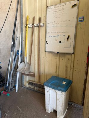 une photo d'un garage avec des outils et un tableau blanc