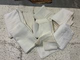 beaucoup de serviettes blanches par terre