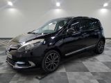 la voiture noire est garée sur un sol en damier dans le garage
