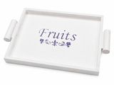 le plateau est blanc et porte le logo d'un fruit violet