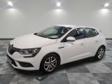 la voiture blanche est garée sur un carrelage à carreaux