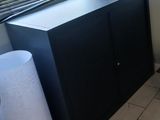 une image représentant une pièce avec une armoire et une fenêtre
