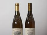 deux bouteilles de vin posées sur une table l'une à côté de l'autre