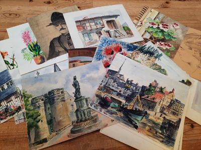 many cards that are sitting on a wooden table