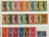 Un assortiment de timbres provenant de différents pays est présenté sur une feuille de papier