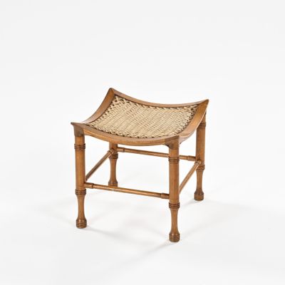 un vieux tabouret en bois avec une assise tressée sur fond blanc