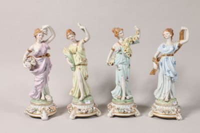 quatre figurines en porcelaine représentant des femmes, de couleurs et de styles différents