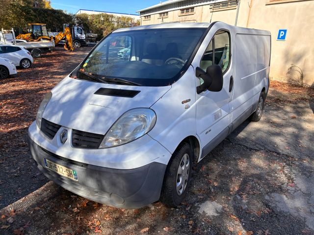 Véhicule utilitaire Renault Trafic, immatriculé DF-512-SH, 1ère m...