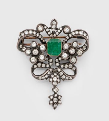 une broche ancienne en émeraudes et diamants