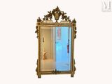un miroir accroché au mur de la pièce