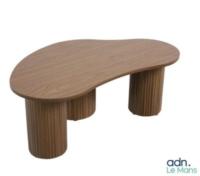un gros plan d'une table en bois sur fond blanc