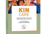 une boîte de produits de soins pour la peau, avec des enfants souriants en arrière-plan