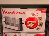 trois boîtes de nourriture posées sur une étagère dans un magasin