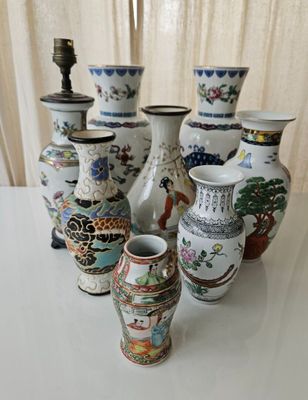 many vases that are sitting on a table
