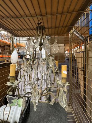 un lustre suspendu au plafond d'une pièce