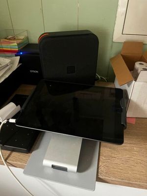 un ordinateur portable posé sur un bureau, à côté d'une imprimante
