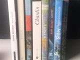 une pile de livres posés sur une étagère