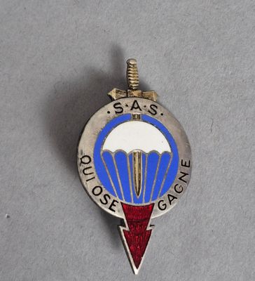 un gros plan d'un insigne sur lequel figure un parachute