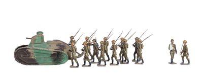 de nombreuses figurines de soldats debout devant un char