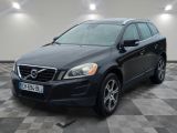 Le SUV Volvo noir est garé dans une grande pièce.