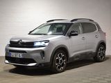 Le nouveau SUV Citroën est garé dans le garage.