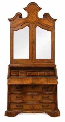 une vieille commode en bois surmontée d'un miroir