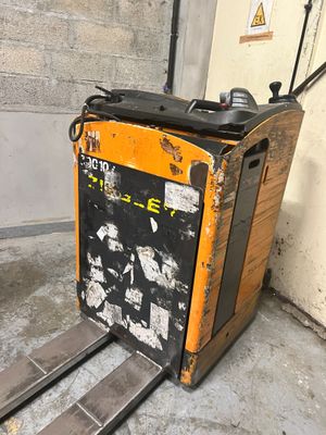 une palette posée à même le sol, près d'un mur