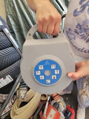 une femme qui tient un sac de voyage