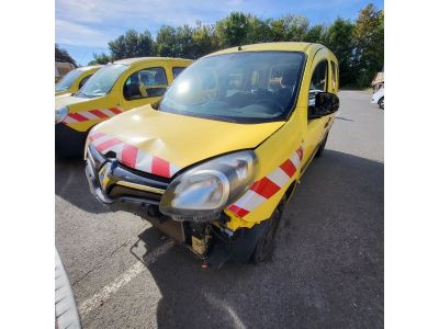 l'avant d'une camionnette jaune ornée d'une bande rouge et blanche