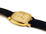 une image d'un gros plan d'une montre-bracelet sur une surface blanche
