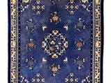 un tapis bleu avec un motif en médaillon