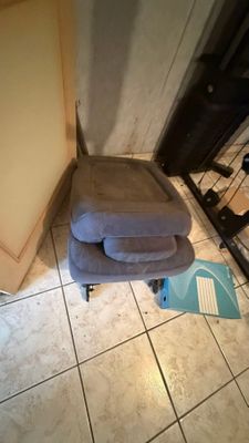 une chaise posée sur le sol de la pièce