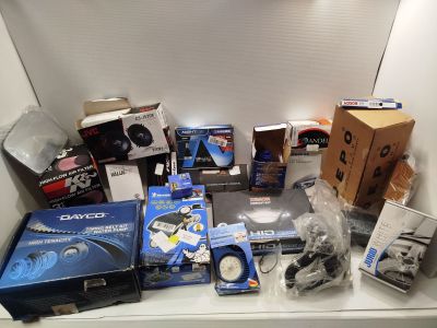 beaucoup d'appareils électroniques posés sur une étagère dans une pièce
