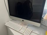 un ordinateur sur un bureau avec un clavier et une souris