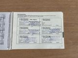 un passeport posé sur une table, à côté d'une calculatrice