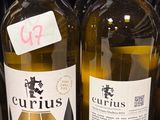 plusieurs bouteilles de vin se trouvent sur une étagère dans un magasin