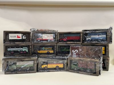 de nombreux types de trains miniatures, rangés dans des boîtes posées sur une table
