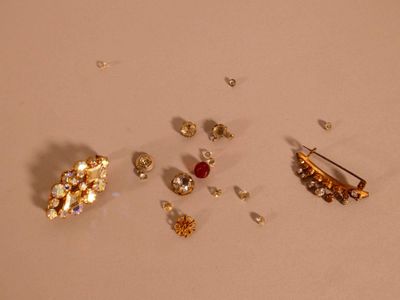 plusieurs types de bijoux différents posés sur une table