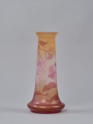 ETABLISSEMENT GALLÉ. Vase à long col en verre multicouche à …